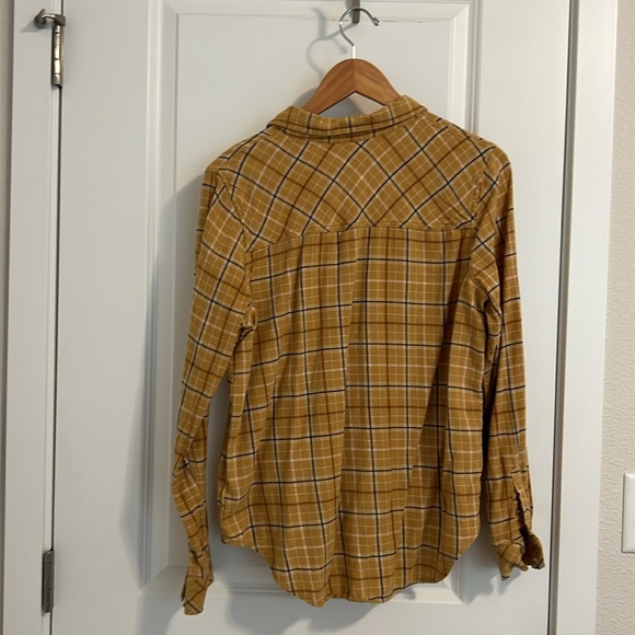 🌻🌻🌻 Flannel double pocket button down. - Picture 3 of 4